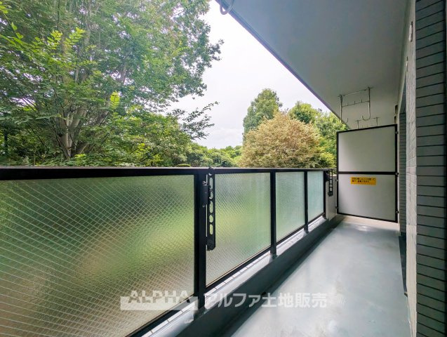 ワコーレ拝島IIのバルコニー|【Balcony】◆6.48平米◆LDKに面したバルコニー。リビングから出入りしやすく、洗濯物を干すなど日々の暮らしに活躍するスペースです。