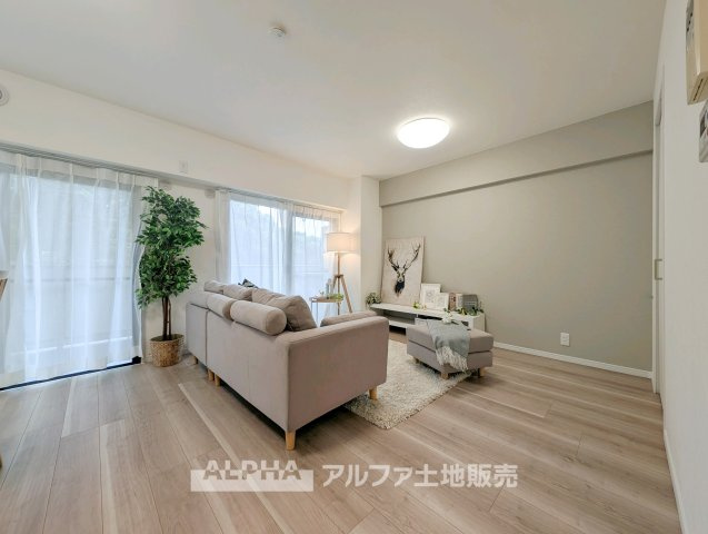 ワコーレ拝島IIの居間・リビング|【Bright Living】◆家族の憩いの場◆バルコニーに面したLDKは、明るさを取り込みやすい空間。家族で過ごす毎日の時間を心地よく演出します。