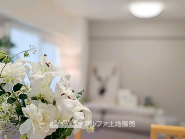 ワコーレ拝島IIの居間・リビング|【Living Room】◆約16.0帖LDK◆家族が自然と集まる広々としたリビング。ダイニングとソファを配置しても使いやすく、家族団らんの時間が広がります。