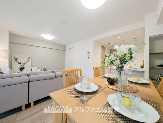 ワコーレ拝島IIの居間・リビング|【Living Space】◆開放感のあるLDK◆約16.0帖の広さを確保したリビング。家具のレイアウトを考える楽しみも広がる、家族の中心となる空間です。
