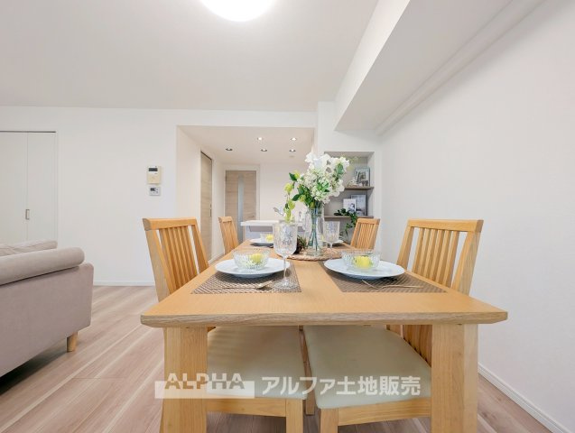 ワコーレ拝島IIの居間・リビング|【Living】◆約16.0帖LDK◆家族が集まり、のびのびと過ごせる明るいリビング空間です。