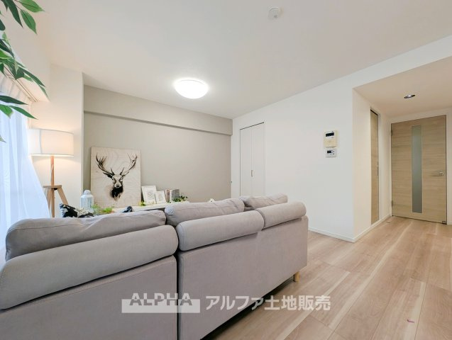 ワコーレ拝島IIの居間・リビング|【Comfort Living】◆心地よいLDK◆約16.0帖の広さを確保したリビング。バルコニーに面した空間で、家族それぞれが思い思いにくつろげます。