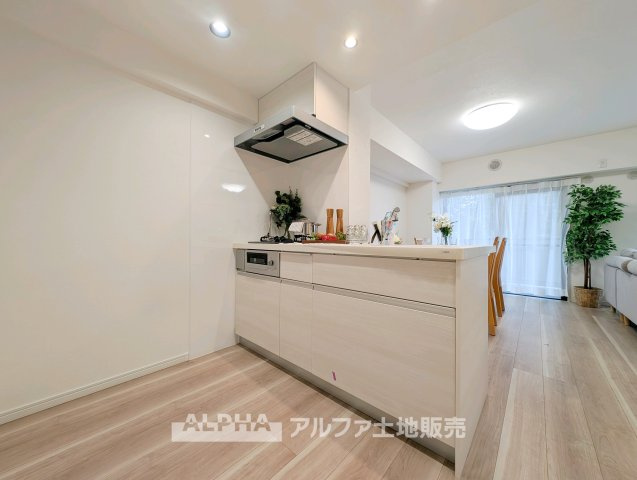 ワコーレ拝島IIのキッチン|【Kitchen】◆対面キッチン◆リビングを見渡しながら調理できる対面式。家族とのコミュニケーションを楽しみながら料理ができるキッチンです。