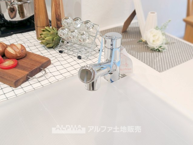ワコーレ拝島IIのキッチン|【Water Purifier】◆浄水機能付き◆キッチン水栓は浄水機能付きへ新規交換予定。飲み水やお料理など、毎日のさまざまな場面で活躍します。