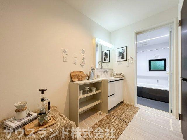 八王子市四谷町2期　の洋室|二面の窓から明るい光が入り、心地よい風が通り抜ける快適な洋室です！落ち着いた色のフローリングが、リラックスできる空間を演出します。ベッドや机を配置しても十分なゆとりのある広さが確保されています。