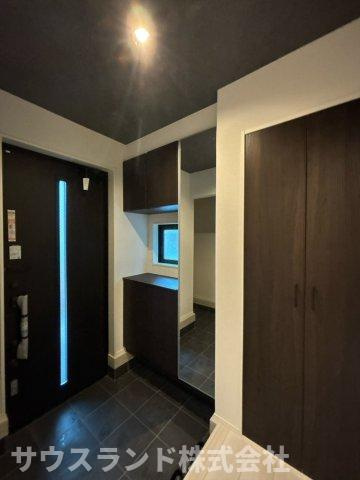 八王子市四谷町2期　のバルコニー|屋根がかかっている部分があるため、急な天候の変化にも対応しやすい安心のバルコニーです！見晴らしも良く、周囲の落ち着いた街並みを見渡すことができます。風通しも良好で、快適にお洗濯物を干せます。