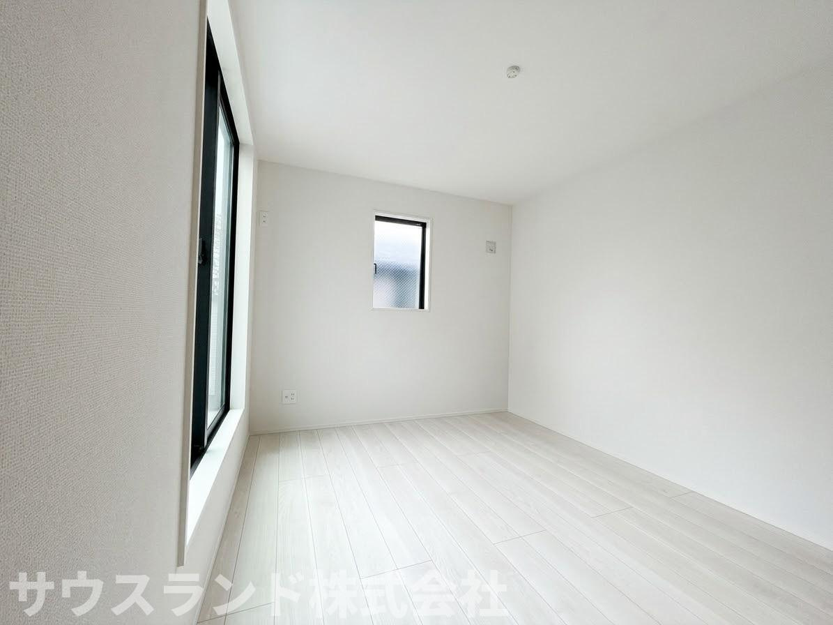 八王子市四谷町2期　の収納|両開きの扉で中の荷物が見渡しやすく、出し入れもしやすい大容量のクローゼットです！かさばる季節ごとの衣類や寝具などもまとめて見えない場所にしまっておくことができます。居住空間を無駄なく活用できます。