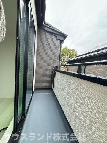 八王子市四谷町2期　のキッチン|大きなお鍋やフライパンも洗いやすい、ゆったりとした広さのキッチンシンクです！スタイリッシュな水栓が備わっており、毎日の洗い物も快適に行えます。水回りをいつでも綺麗に保ちやすい嬉しい設計です。
