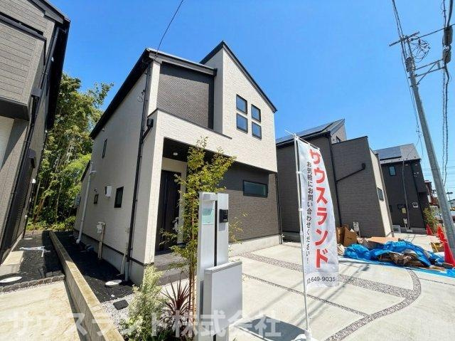 八王子市四谷町2期　の外観|日当たりが良く、明るい光に包まれるスタイリッシュな外観のお家です。玄関までのアプローチもゆとりがあり、ベビーカーなどの移動も快適に行えます。周囲の街並みにも馴染む、落ち着きのある佇まいです。