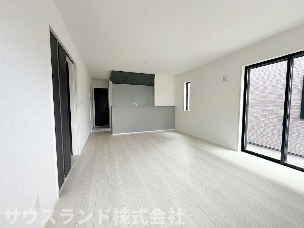 八王子市四谷町2期　の居間・リビング|キッチンからリビング全体を見渡せる、コミュニケーションが取りやすい設計です！お料理をしながらでもご家族の様子をしっかりと見守ることができます。自然と会話が弾む、温かく和やかな時間が過ごせる空間です。