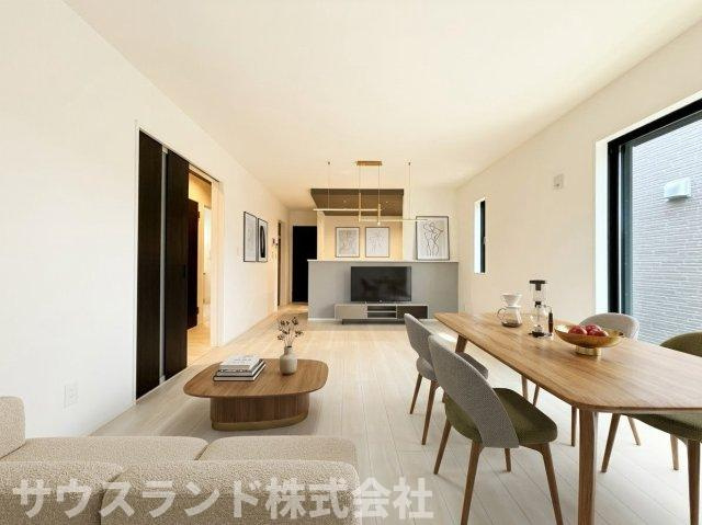 八王子市四谷町2期　の居間・リビング|明るい自然光がたっぷりと差し込み、日中は電気をつけなくても快適に過ごせるリビングです。※本画像はCGで作成しており、実際に現地に家具は置かれておりません。価格に家具は含まれておりません。
