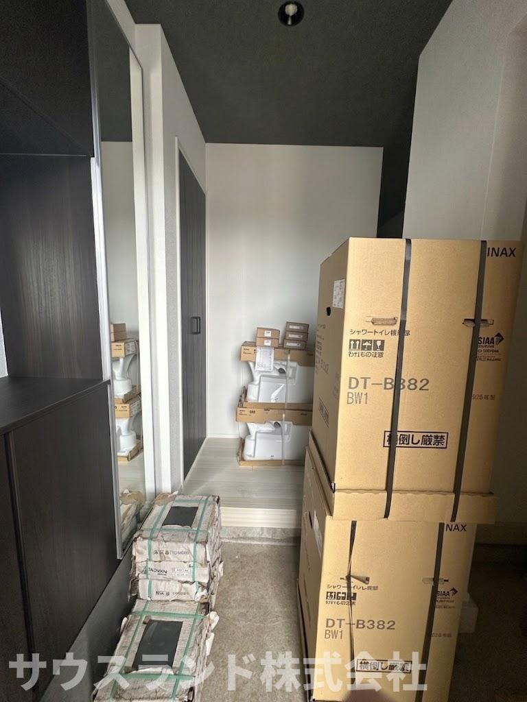八王子市四谷町2期　の玄関|ダークトーンの天井が空間を引き締める、シックで落ち着いた雰囲気の玄関スペースです！シューズボックスが備わっており、ご家族全員の靴をすっきりと収納できます。いつでも整理整頓された綺麗な空間を保てます。