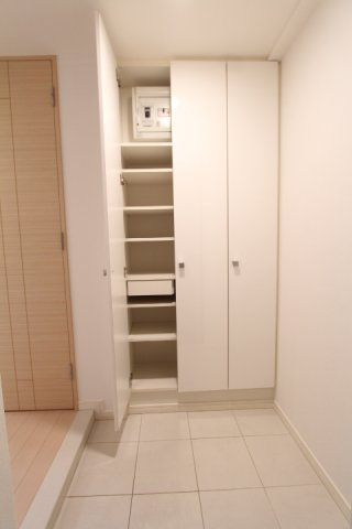 プライムアーバン用賀の玄関|※参考写真