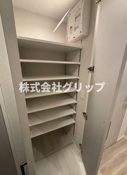 横浜市中区長者町４丁目の賃貸マンションの玄関