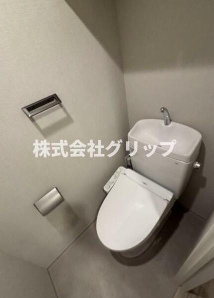 横浜市中区長者町４丁目の賃貸マンションのトイレ