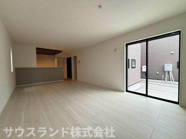 八王子市四谷町2期　の居間・リビング|ダイニングテーブル・ソファー・TVボードなどが置ける広さです。家具をレイアウトするのも新生活スタートの楽しみの一つですね。