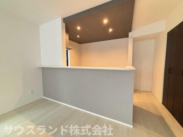 八王子市四谷町2期　のキッチン|対面式のカウンターキッチンですので、出来上がったお料理をカウンターに並べてお子様が運ぶなど、お手伝いの時間も増えそうですね！ご家族と会話をしながらお料理を楽しめ一体感を感じられるキッチン仕様。