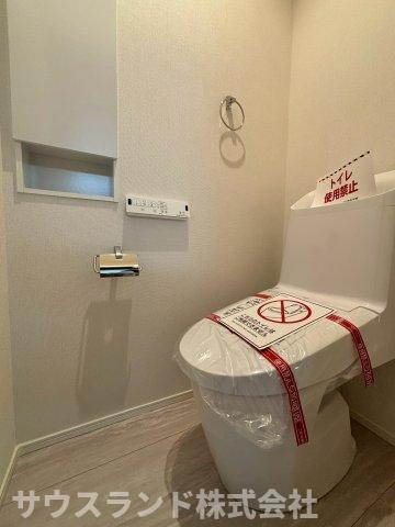 八王子市四谷町2期　のトイレ|1階・2階それぞれにトイレを備えているため、生活動線に合わせて使いやすいのが魅力。温水洗浄便座付きで快適性にも配慮され、小窓から空気を入れ替えやすい爽やかな水まわりです。
