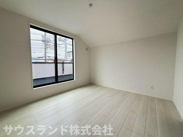 八王子市四谷町2期　の洋室|シンプルな内装でお部屋自体のデザインの主張が少ないため、どんな使い方をしても違和感がなく、ライフスタイルの変化にも対応しやすいです。
