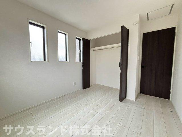 八王子市四谷町2期　の洋室|開放感あふれる窓からの光が、心地よい空間を演出。