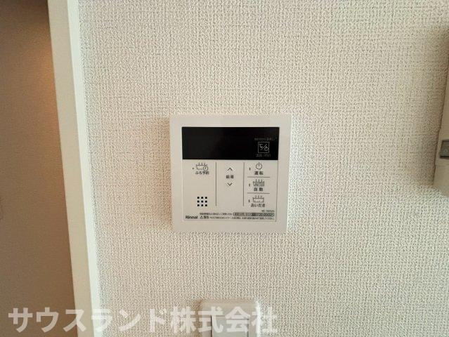 八王子市四谷町2期　の設備|すぐ手の届く位置にある給湯設備。