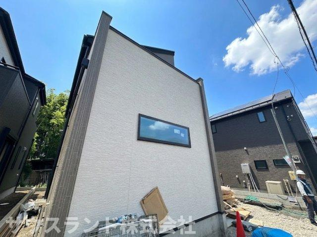 八王子市四谷町2期　の外観|異なる角度から見た建物の外観です！アクセントとなる外壁の配色が美しく、周囲の街並みにも調和します。高い位置に窓が設けられており、外からの視線を気にせずしっかりと自然光を取り込むことができます。
