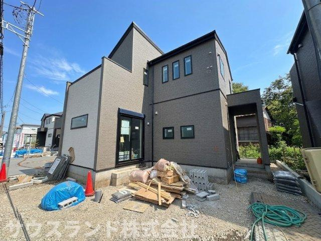 八王子市四谷町2期　の外観|ゆとりある敷地面積が魅力的な、建築中の建物の外観写真です！建物の周りには十分なスペースがあり、ガーデニングを楽しんだり自転車を置いたりと、ご家庭に合わせて外の空間を自由にアレンジして活用できます。