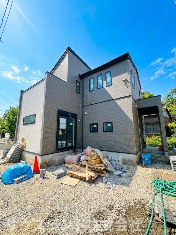 八王子市四谷町2期　の外観|お庭へと繋がる大きな窓が特徴的な建物の外観です！室内にたっぷりと明るい日差しを取り込めるため、日中は照明なしでも快適にお過ごしいただけます。お部屋と外の空間が繋がり、開放的な気分を味わえる設計です。