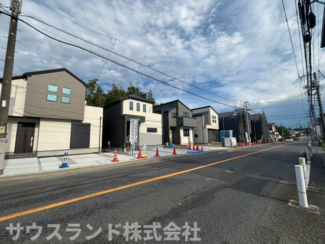 八王子市四谷町2期　の前面道路含む現地写真|立ち並ぶお家と前面道路の様子がわかる一枚です！周辺は交通量が控えめで、騒音も少なく落ち着いた生活が送れます。広い空からたっぷりの陽射しが降り注ぐため、お散歩や外遊びも気持ちよく楽しんでいただけます。