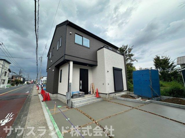 八王子市四谷町2期　の外観|角地ならではの開放感と、日当たりの良さが魅力的な建物の外観です！隣接する建物との圧迫感が少なく、室内に明るい自然光がたっぷりと差し込みます。風通しも良く、一年を通して心地よくお過ごしいただけます。