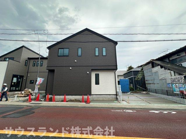 八王子市四谷町2期　の外観パース|落ち着いた色合いの外壁が周囲の街並みに美しく調和する外観デザインです！玄関まわりはすっきりとしており、お車の駐車もしやすい広々としたスペースが確保されています。安心で快適な毎日が送れる住まいです。