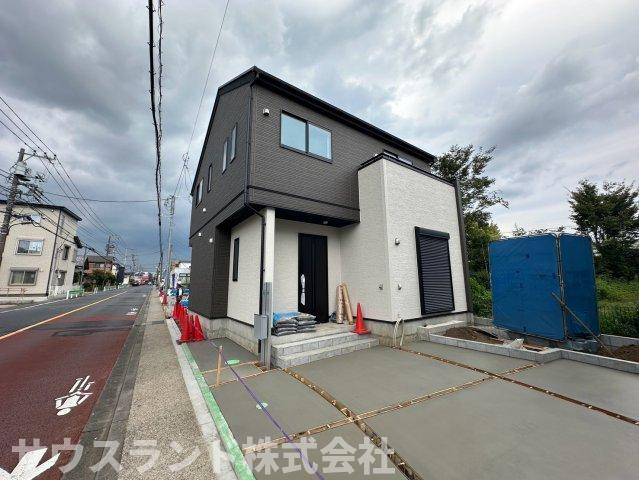 八王子市四谷町2期　の外観|異なる角度から見た建物の外観です！複数の窓がバランスよく配置され、室内の明るさがうかがえます。角地のため防犯面での見通しも良く、小さなお子様がいるご家庭でも安心してお過ごしいただける住環境です。