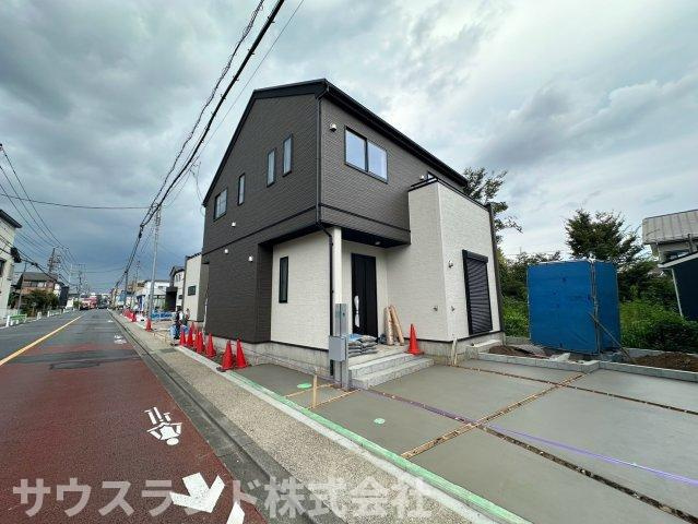 八王子市四谷町2期　の外観|広々とした前面道路に面しており、お車の運転が苦手な方でも焦らずに駐車ができる外観です！自転車を置くスペースにもゆとりがあります。日当たりや風通しの良さを存分に活かした、心地よい暮らしが待っています。