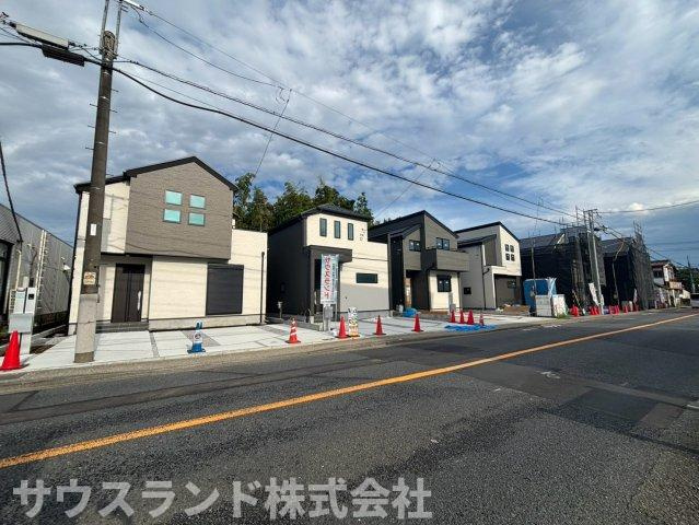 八王子市四谷町2期　の前面道路含む現地写真|別の角度から撮影した周辺環境の様子です！道路の舗装がきれいで、ベビーカーを押す際も振動が少なく快適です。電柱の位置も車の出し入れの妨げにならないよう配慮されており、毎日の運転もストレスフリーです。