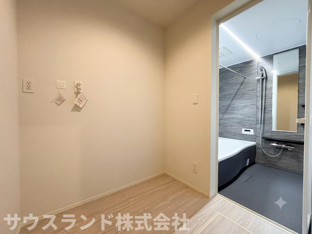 八王子市四谷町2期のランドリースペース|洗濯機置場の天井下地には、雨の日に便利な室内物干しなどをセット可。梅雨の時期も安心して洗濯ができます