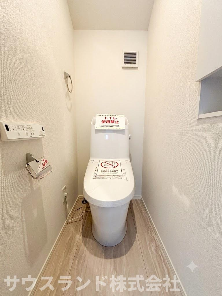 八王子市四谷町2期のトイレ|お手入れがしやすいタンク一体型トイレ。清潔感と快適性を兼ね備えた温水洗浄便座付きです。