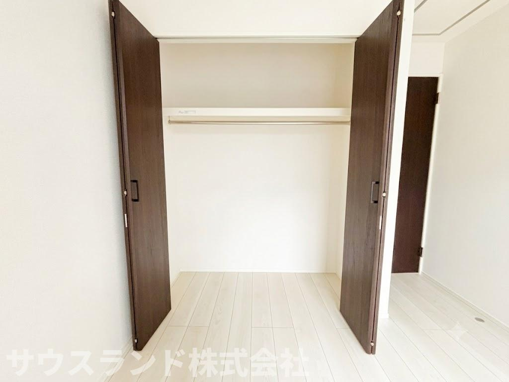 八王子市四谷町2期の収納|ワイドに開く扉で出し入れしやすい収納。毎日の片付けがしやすく、居室をすっきり保てます。