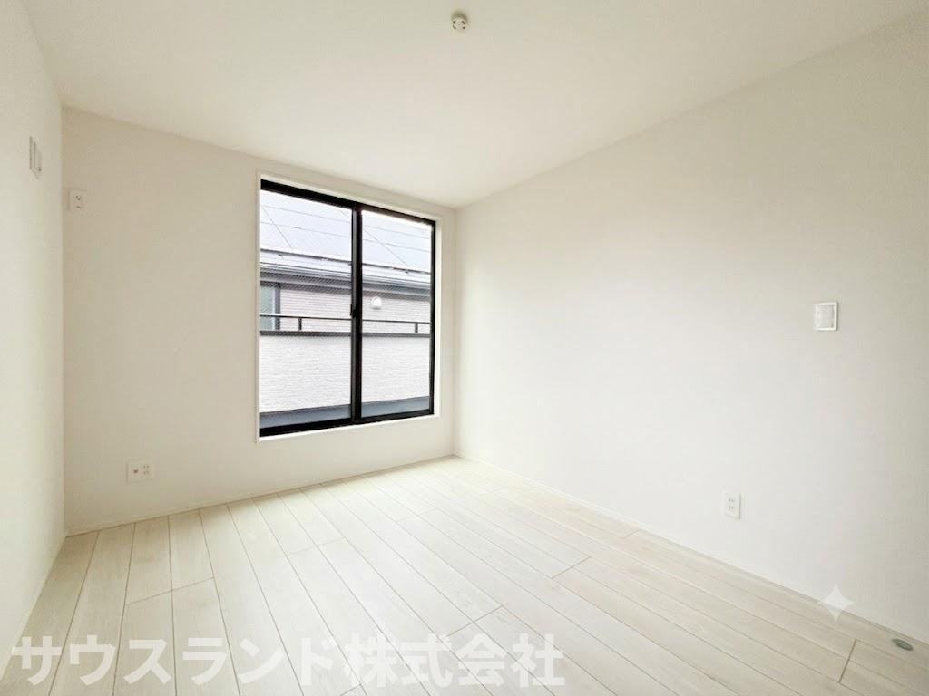 八王子市四谷町2期の子供部屋|採光豊かな明るい室内。木の温もりが柔らかな印象を与えるフローリングは安らぎをもたらすプライベート空間