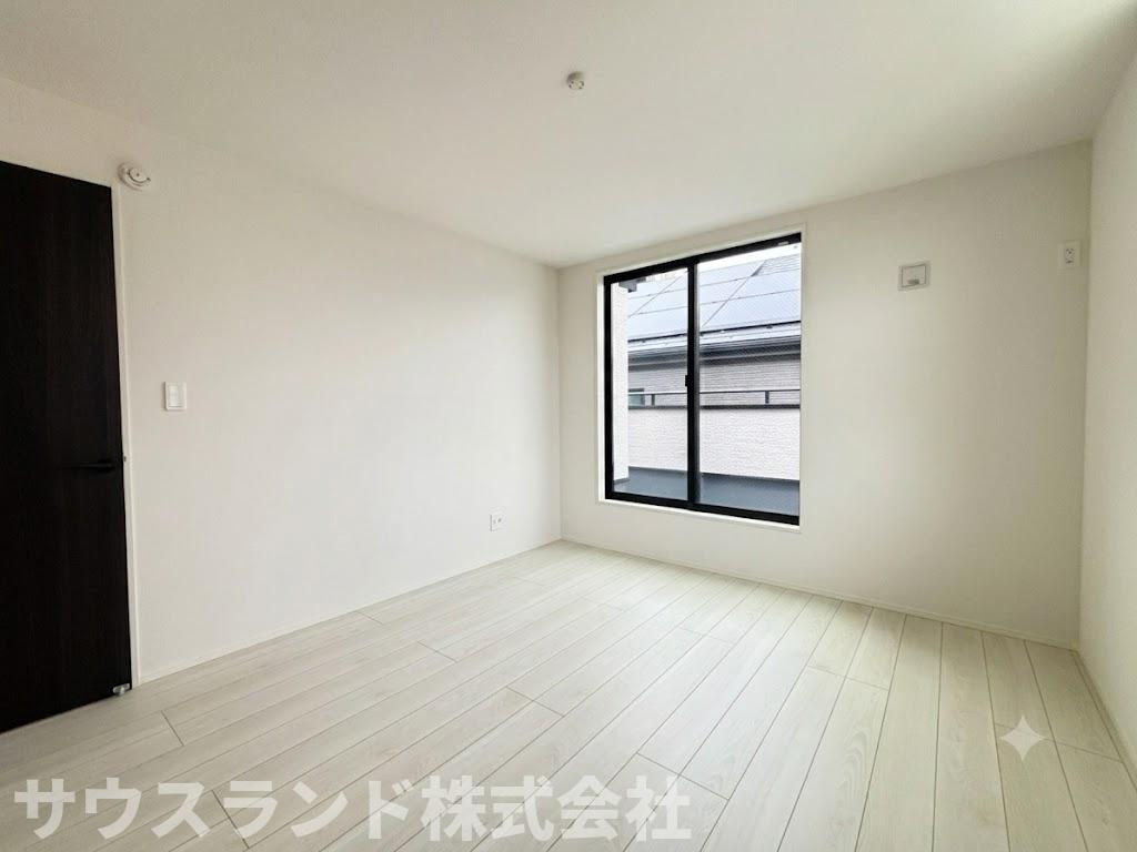 八王子市四谷町2期の洋室|どんなスタイルにも馴染む、シンプルな洋室空間。