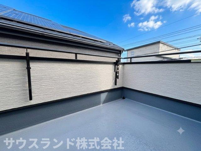 八王子市四谷町2期のバルコニー|3部屋を繋ぐ、広々とした開放的で心地よいバルコニー。