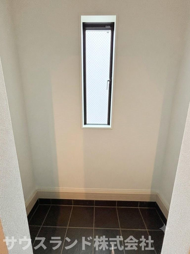 八王子市四谷町2期の収納|玄関にあるSICには、ベビーカーやゴルフバッグ、お子様の部活道具など、大きな物も収納できて便利です。