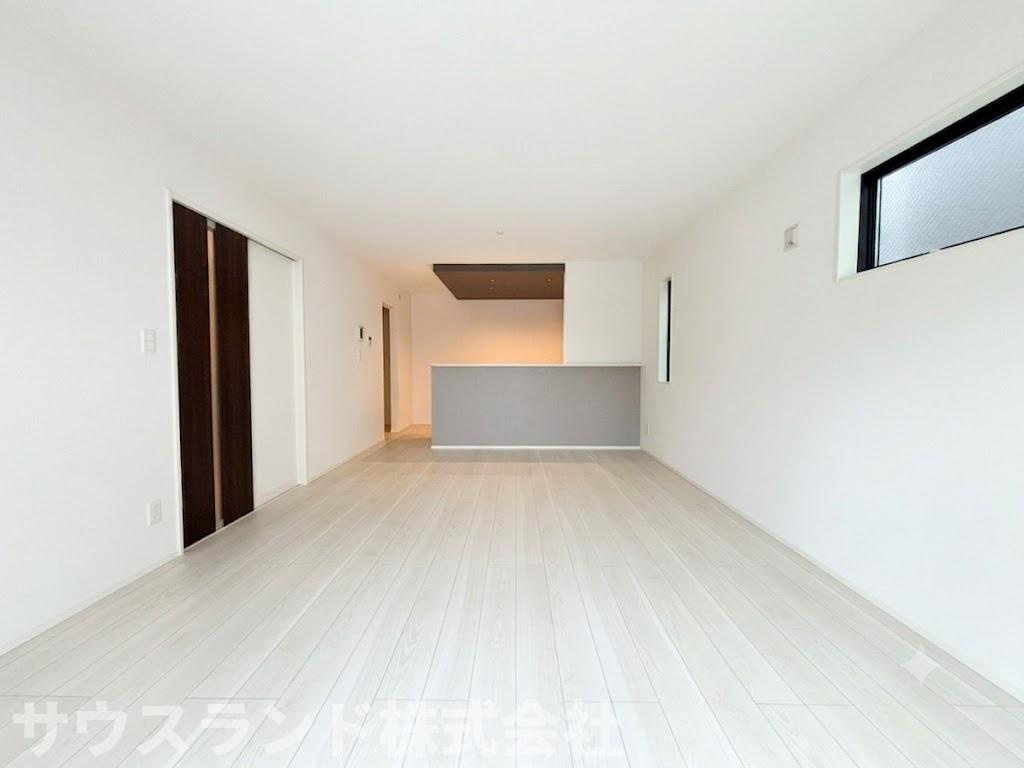 八王子市四谷町2期の居間・リビング|18帖の広々ゆとりのあるLDK。形が綺麗なので家具配置がしやすく、様々なインテリアを楽しみやすいです
