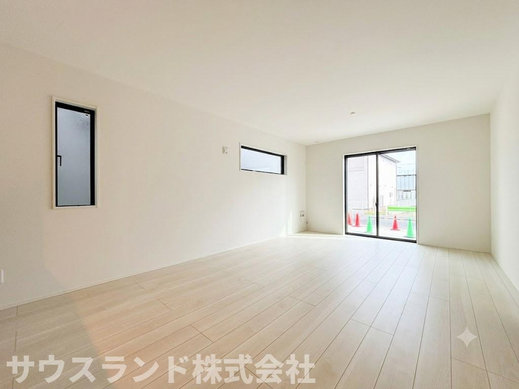 八王子市四谷町2期の居間・リビング|こだわりの広さとゆとり。家族で過ごす時間を大切にしたい方におすすめの、明るくゆとりある住空間です。