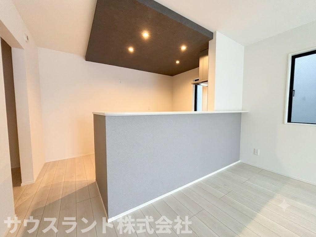 八王子市四谷町2期のキッチン|キッチンから配膳しやすく、家族の会話も自然と弾む心地よいダイニングスペースです。