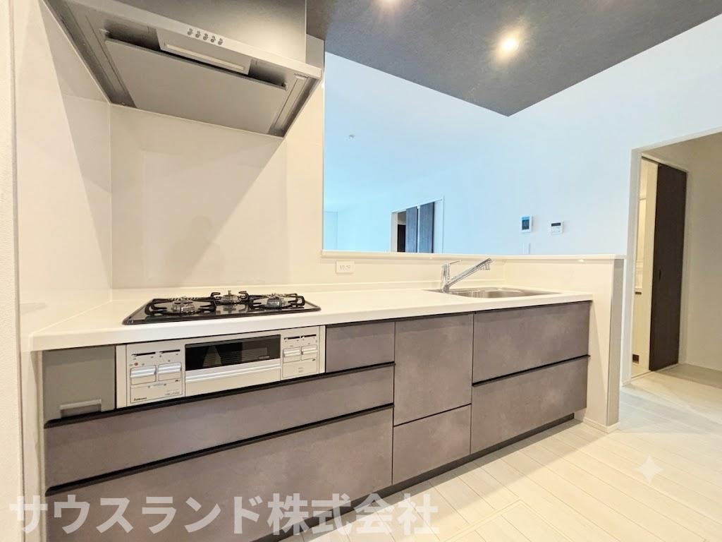 八王子市四谷町2期のキッチン|リビングを見渡せる対面式キッチンで、お子さまの様子を見守りながら家事ができます。