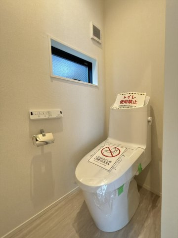八王子市四谷町2期のトイレ|複数棟が並んだ際の完成予想図です！統一感のある落ち着いた街並みは、防犯面でも安心感があります。隣り合うお家との間隔も適度に保たれており、お互いのプライバシーを尊重しながら快適にお過ごしいただけます！