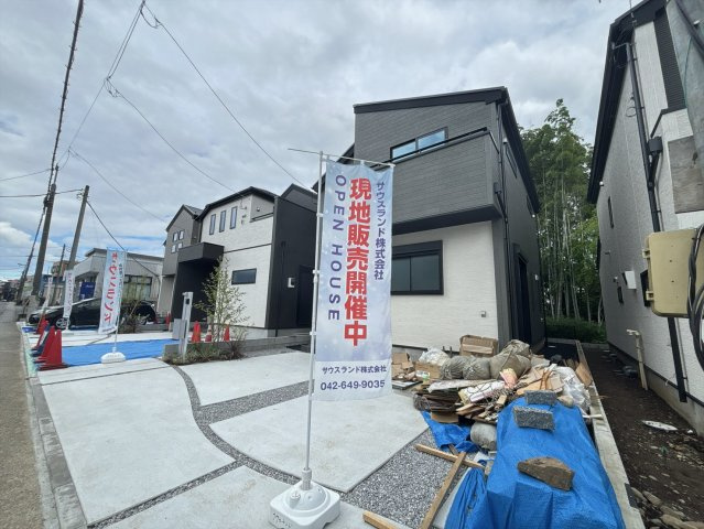 八王子市四谷町2期の前面道路含む現地写真|前面道路から見た外観の様子です！プライバシーがしっかりと守られた設計で、ご家族みんながリラックスして過ごせます！