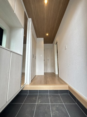 八王子市四谷町2期の玄関|別の角度から撮影した周辺環境の様子です！道路の舗装がきれいで、ベビーカーを押す際も振動が少なく快適です。電柱の位置も車の出し入れの妨げにならないよう配慮されており、毎日の運転もストレスフリーです。