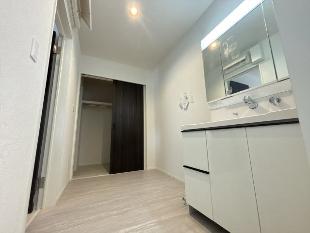 八王子市四谷町2期のその他|複数の家が並ぶ、落ち着いた雰囲気の街並みです。広い敷地内には、車を停めてもまだ余裕のあるスペースがございます。隣家との距離も適度に保たれており、プライバシーを確保しやすい環境です！