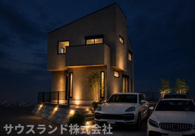 八王子市長沼町の外観パース|温かみのある照明が建物を優しく包み込む夜の外観です！日中とは違った洗練された雰囲気が漂い、毎日の帰宅が楽しみになります。カースペースも明るく照らされるため、夜間の駐車も焦らず落ち着いて行えます☆